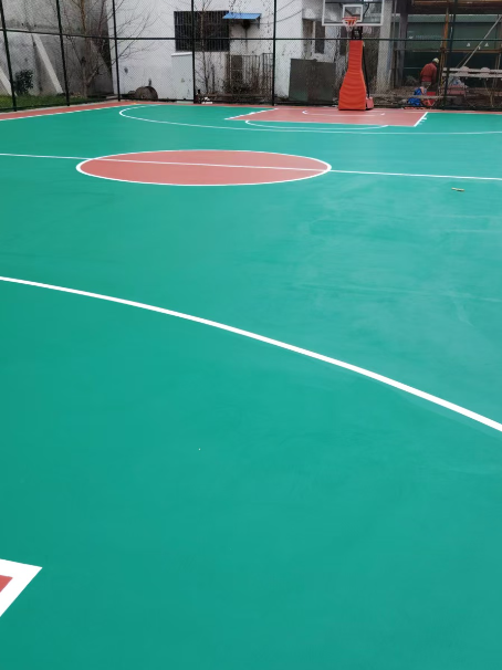 来凤 球场长期使用易出现地面开裂